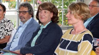 Schlossverwalterin Monika Menth (li.) und Patricia Alberth, Geschäftsführerin der Staatlichen Schlösser und Gärten (re.) freuten sich über Glückwünsche des Abgeordneten Armin Waldbüßer. Die Festrede hielt Gisela Splett, Finanz-Staatssekretärin.