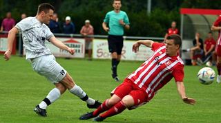 Gegen den TSV Mudau holte der VfB Sennfeld (in Weiß) den ersten Saisonsieg – und damit auch den ersten Sieg in der Landesliga überhaupt.