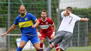 Der TSV Höpfingen (blau-gelbes Trikot) ist eines von drei Teams, das bisher alle Kreisliga-Spiele gewonnen hat.