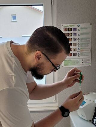 ... und auch der Reporter darf beim Vorbereiten einer Blutprobe ran.