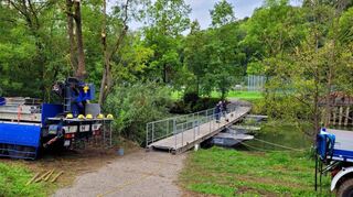 Vom Gewerbegebiet hinüber zu den Tennisplätzen bzw. zum Festgelände: Über die Kärwefeiertage kann man eine Ponton-Brücke nutzen.