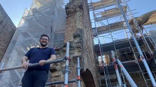 David Pustowit von der Stadtverwaltung auf der Burg-Baustelle. Er hat Spaß am Sanierungsprojekt.