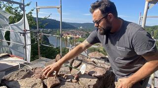 Alexander Franke an seinem Arbeitsplatz auf der Wertheimer Burg, wo er das Mauerwerk saniert.