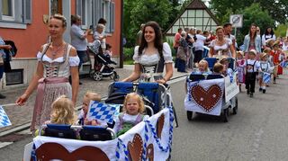Ernteten mit den meisten Beifall: Die Kinder und Erzieherinnen des Röttinger Kindergartens mit ihrem „Brezelbacken“.
