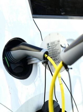 Das Angebot an Ladepunkten für E-Autos wächst auch in der Region.