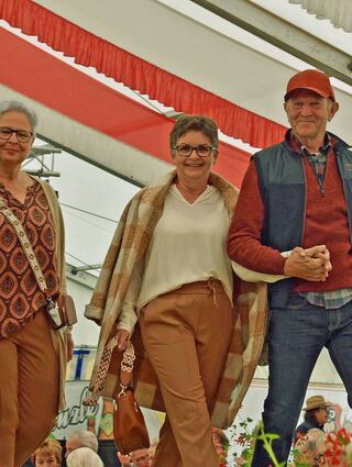 Auch für die reiferen Semester gibt es flotte Herbstkleidung.