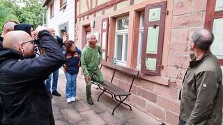 Martin Kuhnt (rechts) fand die „Bürofledermaus“ der wissenschaftlichen Leiterin des Odenwälder Freilandmuseums Gottersdorf, Margareta Sauer, hinter einem Fensterladen versteckt.