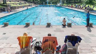 Badegäste genießen einen Sommertag im Freibad. So zahlreich wie auf diesem Symbolbild waren die Besucher in den Freibädern des Neckar-Odenwald-Kreises allerdings nicht, hier verlief die Badesaison eher unterdurchschnittlich.