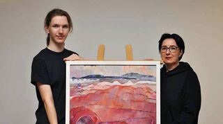 Vorsitzende Christine Kastner und Schriftführer Benedikt Gerstner mit einem Werk Harry Elsners, das den Titel „Sahara“ trägt.