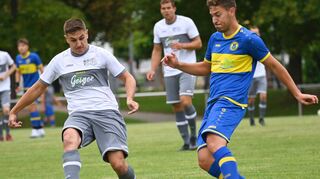 Zufrieden sein darf man bei Landesliga-Absteiger TSV Höpfingen (hier im blauen Trikot) mit dem Start in die neue Spielzeit.