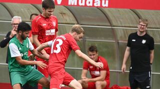 Der TSV Mudau II (hier in den roten Trikots) will von der derzeit recht anfälligen „Zweiten“ des FC Hettingen den zweiten Saisonsieg mit nach Hause nehmen.