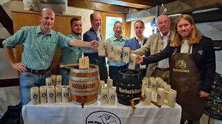 Süffig ist’s – das Festbier, (etwas) spritzig war’s – beim Anstich: Die erste Maß genießen (von links) Thomas Landwehr, Moritz Bauer (beide Distelhäuser Brauerei), Bürgermeister Dr. Lukas Braun, Kurt Walz (Distelhäuser Brauerei), Christian Wunderlich, Klaus Wunderlich (beide Herbsthäuser Brauerei) und Marktmeister Jan Raddatz.
