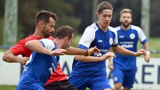 Der FV Lauda (hier in Blau) zeigte zuletzt in der Partie gegen seinen Ex-Trainer Marvin Baumann in Osterburken eine sehr starke Leistung.