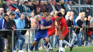 Der FSV Hollenbach (am Ball im blauen Trikot Noah Krieger) zeigte gegen den VfR Mannheim eine sehr starke Mannschaftsleistung.