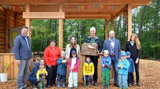 Anlässlich seines 60. Geburtstags im November 2021 hatte der damalige Bürgermeister Volker Rohm (links) zu Spenden für den Naturkindergarten aufgerufen. Fast zwei Jahre später wurde der Naturkindergarten auf dem Wurmberg nun eingeweiht. Das Bild zeigt die Kinder zusammen mit dem Erzieher-Team und Bürgermeister Stefan Grimm.