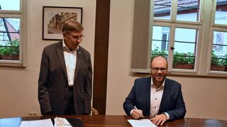Im Beisein von Hauptamtsleiter Helmut Hotzy und Kämmerer Joachim Dörr unterschrieb Bürgermeister Meikel Dörr am Freitag die Antrittserklärung für sein neues Amt.