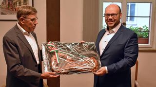 Hauptamtsleiter Helmut Hotzy (links) überreichte dem neuen Walldürner Bürgermeister Meikel Dörr einen symbolischen Schlüssel für das Rathaus.