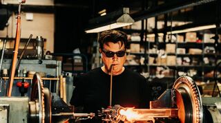 Olaf Roth an einer Glasdrehmaschine bei Winzer Laborglastechnik.