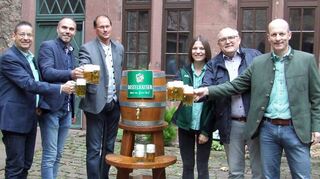 Die ersten Krüge sind gefüllt: Unser Bild zeigt (von links) Kurt Walz (Distelhäuser Brauerei), Festwirt Stefan Kempf, Getränkehändler Andreas Stemmler, Selina Behringer, Külsheims Bürgermeister Thomas Schreglmann, Thomas Landwehr (Distelhäuser Brauerei) freuen sich auf einen ersten Schluck Festbier.