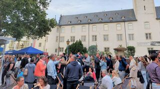 Entspannt gemeinsam den Feierabend einläuten: Das erste Afterwork Event auf dem Bad Mergentheimer Deutschordenplatz zog viele Menschen an.