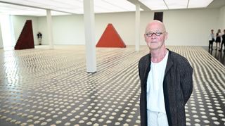 Kunst aus Reis und anderem natürlichen Material: Wolfgang Laib vor Arbeiten, die in der ihm gewidmeten Ausstellung im Kunstmuseum Stuttgart zu sehen sind.
