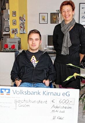 <p>Johannes Galm und Christine Weber bei der Scheckübergabe.</p>