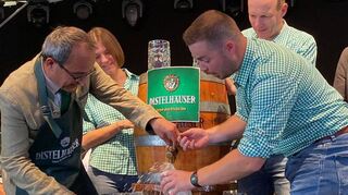 Wer so lange im Amt ist wie Bürgermeister Roland Burger (links) hat Routine im Fassanstechen. Zur Seite steht ihm Moritz Bauer von der Distelhäuser Brauerei.