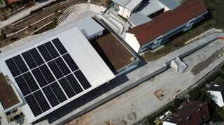 Neue PV-Anlage auf dem Dach der Eckenberghalle: Auf einer Fläche von rund 6500 Quadratmetern wurden insgesamt 336 hochmoderne PV-Module installiert, deren Gesamtleistung sich auf beeindruckende 137 kWp beläuft.
