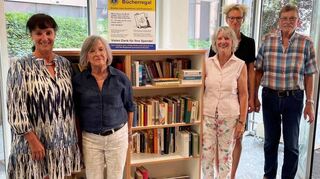 Präsentierten das Regal (von links): Marktbereichsleiterin Buchen Susanne Restle, Inge Evertz, Uta Blümel, Direktorin Anja Herkert und Manfred Lauer.