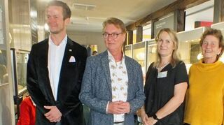 Ausstellungseröffnung „Schein oder Sein – die Lust am Experiment“ im Glasmuseum Wertheim (von links): Werksleiter Alexander Ückert, der Künstler Klaus U. Hilsbecher, Museumsleiterin Heike Baumann und ihre Vorgängerin Marianne Tazlari.