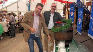 Mit nur einem Schlag gelang Bürgermeister Klaus Thoma am Freitagabend der Bieranstich zum 68. Heimat- und Quätschichfest. Darüber freute sich auch Friedrich Wilhelm, Geschäftsführer der Spessart Brauerei.