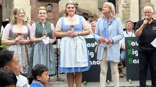 Banger Blick gen Himmel von Bürgermeisterin Anette Schmidt. Das Wetter sollte bei „Wein am Schloss“ allerdings nicht nur am Eröffnungstag halten, sondern am Samstag richtig schön werden.
