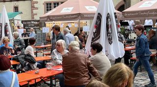 Bereits vor der offiziellen Eröffnung genossen die ersten Gäste das herrliche Ambiente im großzügig angelegten Hof der Schlossfassade.