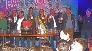 Gute Laune herrschte beim Bieranstich von Bürgermeister Nick Schuppert in Erwartung einer erfolgreichen Kärwe und weil erstmals die Bierkönigin von Baden- Württemberg anwesend war.