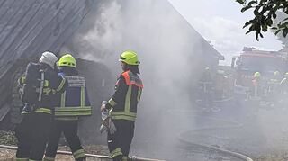 Ein Holzhackschnitzellager im Wittighäuser Ortsteil Poppenhausen brannte am frühen Sonntagnachmittag. Durch das schnelle Eingreifen der Freiwilligen Feuerwehren konnte Schlimmeres verhindert und der Brand gelöscht werden.