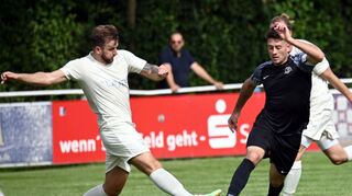 Ein packendes Spitzenspiel lieferten sich am Sonntag der FV Lauda (in Weiß) und Türkspor Mosbach.