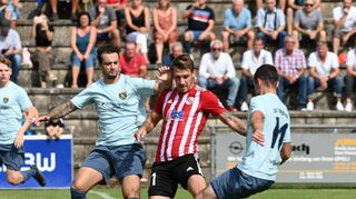 Kein Mittel fand der SV Königshofen, um den FV Grünsfeld (im rot-weißen Trikot) erfolgreich zu stoppen.