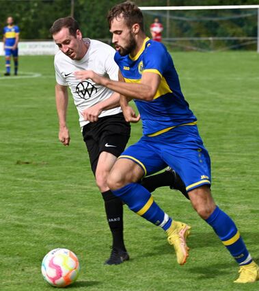 Der TSV Höpfingen (am Ball Jonas Farrenkopf) lag vier Mal gegen den SV Schlierstadt hinten, kämpfte sich zurück und gewann am Ende mit 5:4.