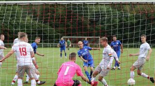 In Niederstetten gewann der SV Wachbach (blaue Trikots) mit 1:0. Das Bild zeigt den Siegtreffer durch Philipp Volkert.