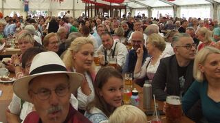 Sehr gut gefüllt war das Festzelt nicht nur beim musikalischen Frühschoppen.