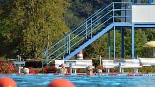 Jeden Morgen ziehen die Frühschwimmer im Freibad in den Christwiesen ihre Bahnen – auch Regen hält die meisten nicht ab.