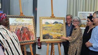 Das Bild zeigt (von links): Sana Kpante, Susanne Elsner-Dörr, Alfred Beetz und Christine Kastner (Kulturverein) sowie Professor Dr. Dietmar Elsner.