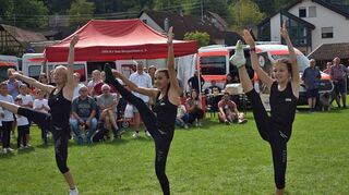Die drei Narrhalla-Tanzmariechen Fe, Ayla und Sofia begeisterten bei der Tanzshow beim Grünkernfest am Sonntagnachmittag mit ihren tänzerischen und akrobatischen Höchstleistungen.