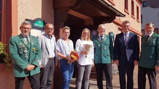 Im Rahmen des Schützenmarkt-Frühschoppens wurden langjährige Schausteller geehrt. Das Bild zeigt die Schaustellerinnen Monja Traber und Ariane Haas mit Landrat Dr. Achim Brötel (Zweiter von rechts), Oberschützenmeister Achim Schubert (Dritter von rechts), und Bürgermeister Roland Burger (Zweiter von links).