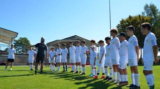 Insgesamt sechs Betreuer kümmern sich um die über 100 Kinder, die in dieser Woche das Fußballcamp von Real Madrid in Schlierstadt besuchen.
