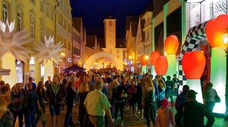 Die großen „Airlights“ lassen die Innenstadt nach Einbruch der Dunkelheit wieder erstrahlen und sorgen beim Nachtbummel in Bad Mergentheim für eine unvergessliche Atmosphäre.