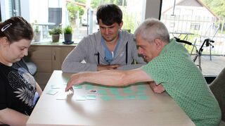 Leben im Wohnheim der Johannes-Diakonie Mosbach im Wertheimer Hofgarten: Memory gehört zu den Lieblingsbeschäftigungen von Sarah Pieler und Hermann Firmbach. Hier spielen sie gemeinsam mit der pädagogischen Fachkraft Elias Brune.