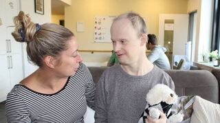 Heimleiterin Isabell Seifert hat für ihre Patienten immer ein offenes Ohr, hier für Olaf Spielmann.