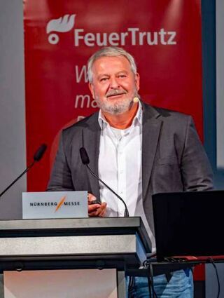 Paul Benz bei seinem viel beachteten Vortrag auf der „FeuerTrutz“.