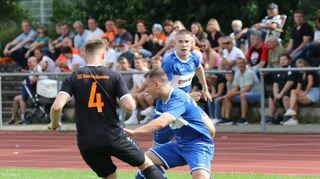 Der FV Künzelsau (hier in Blau) fährt zum Jagst-Kocher-Derby zum TSV Dörzbach/Klepsau. Beide haben Punkte auf dem Konto.